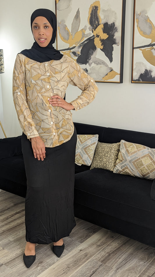 ZIZI MIDI Print Dress Shirt in beige with abstract patterns worn with black skirt and hijab