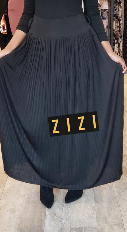 High waisted women's maxi pleated skirt in black worn with black top and boots